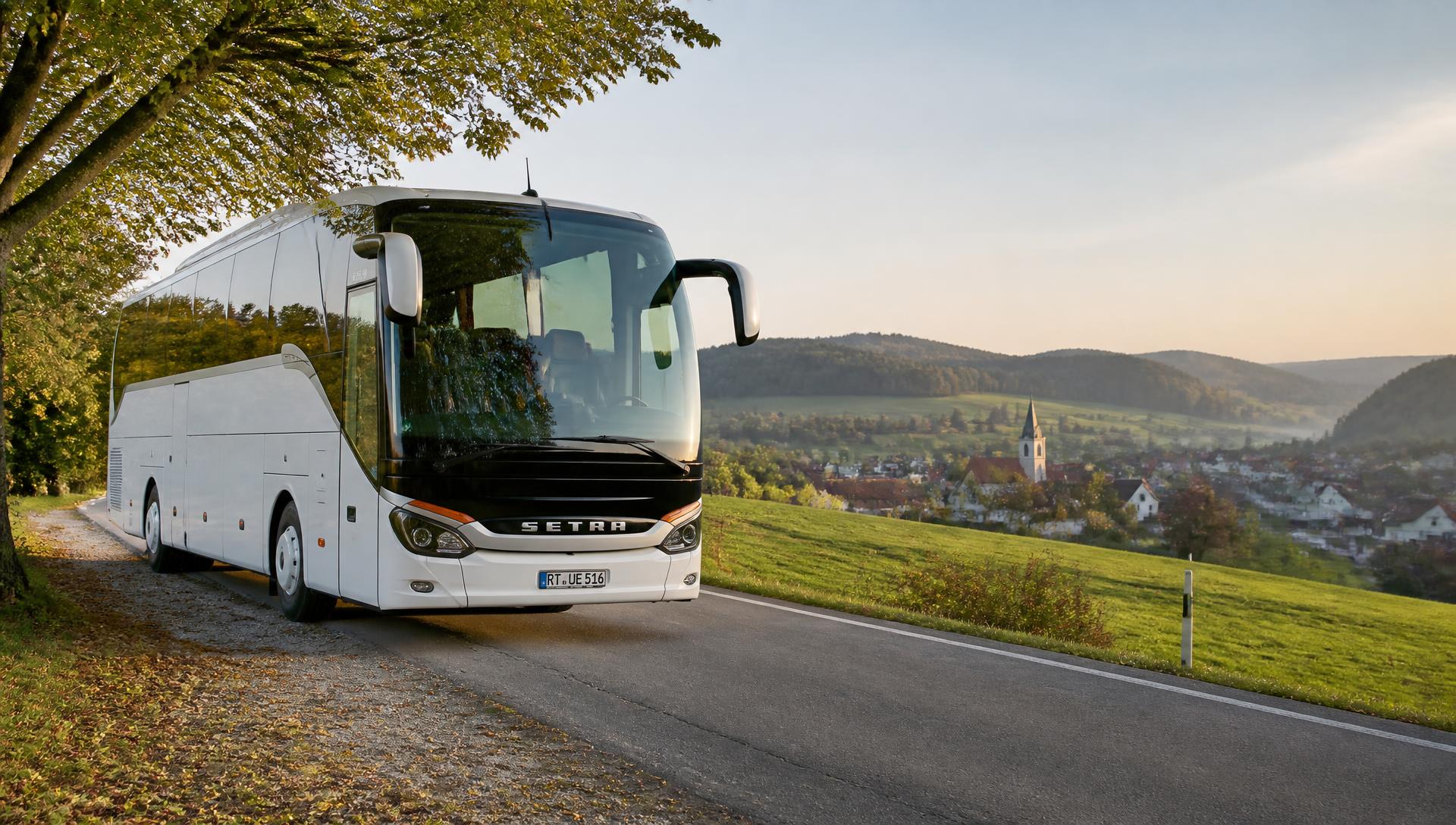 Setra Reisebus von Seethaler Reisen auf einer Landstraße auf der Schwäbischen Alb